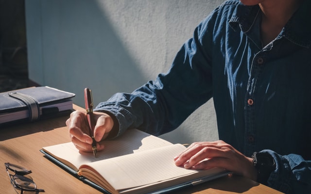 tagline jadi hal yang penting buat brand marketing biar konsumen langsung paham sama apa yang lo tawarkan, bro